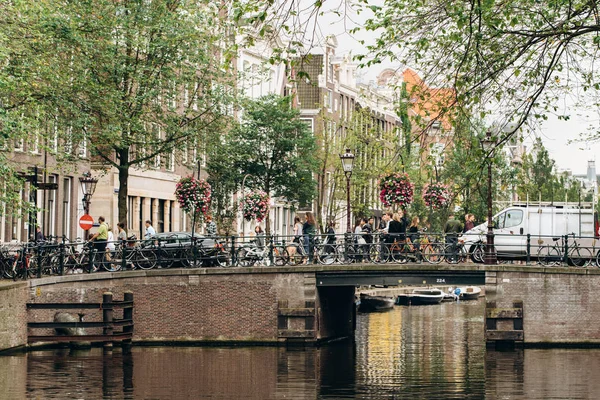 Amsterdam Nederländerna September 2017 Stadsutsikt Amsterdam Med Broar Och Cyklar — Stockfoto