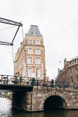 Amsterdam, Hollanda - 5 Eylül 2017: Bina, Nh Doelen Hotel kanalı.