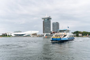 Amsterdam, Hollanda - 5 Eylül 2017: Güzel bir gün su seviyesinden A'dam Healing uyanık Amsterdam görünüm