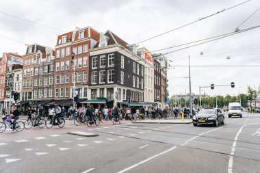 Amsterdam, Hollanda - 5 Eylül 2017: Amsterdam Centraal station yakınındaki Prins Hendrikkade sokakta eski binalar. Sokakta şehir merkezinde olup birçok tarihi bina.