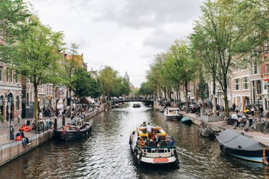 Amsterdam, Hollanda - 5 Eylül 2017: Güzel manzarasına Amsterdam kanalları ile Köprü ve tipik Hollanda ev sahipliği yapmaktadır. Hollanda