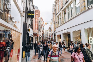Amsterdam, Hollanda - 5 Eylül 2017: İnsanlar bütün gün Amsterdam sokaklarında