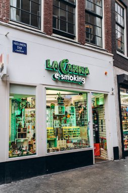 Amsterdam, Hollanda - 5 Eylül 2017: kahvehane ot Amsterdam Şehir Merkezi.