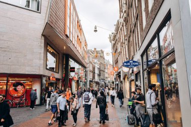 Amsterdam, Hollanda - 5 Eylül 2017: İnsanlar bütün gün Amsterdam sokaklarında