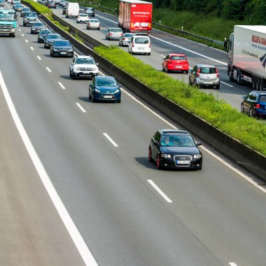 Düsseldorf, Almanya-Ağustos 21,2017: Trafik bir Alman karayolu üzerinde. 