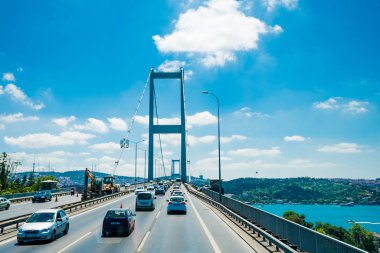 Istanbul, Türkiye - 11 Temmuz 2017: Trafik Boğaziçi Köprüsü'nde. Istanbul 'un Avrupa waterside ile Asya waterside bağlayan Boğaz köprüsünde