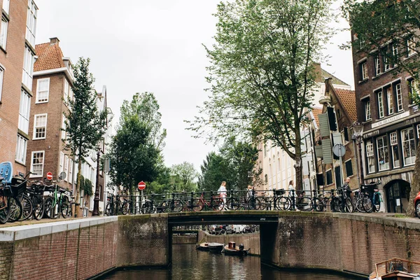 Amsterdam Nederländerna September 2017 Stadsutsikt Amsterdam Med Broar Och Cyklar — Stockfoto