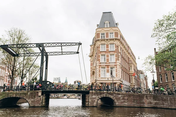 Amsterdam Nederländerna September 2017 Byggnad Doelen Hotel Längs Kanalen — Stockfoto