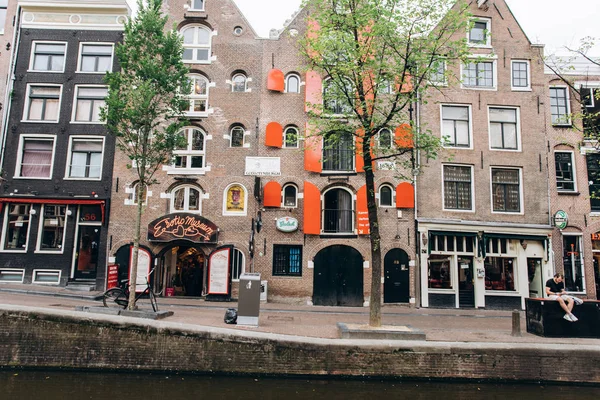 Амстердам Нидерланды Сентября 2017 Года Прекрасный Вид Амстердамские Каналы Мостом — стоковое фото