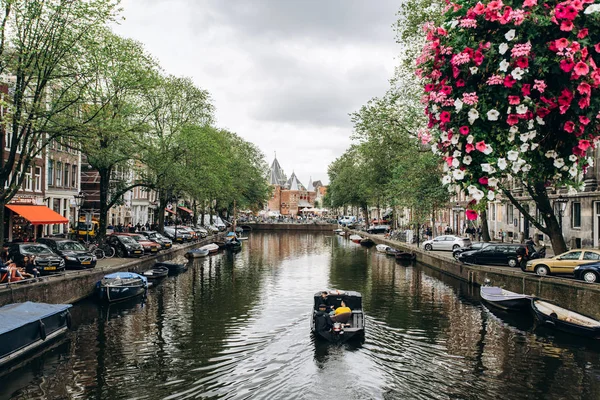 Amsterdam, Hollanda - 5 Eylül 2017: Güzel manzarasına Amsterdam kanalları ile Köprü ve tipik Hollanda ev sahipliği yapmaktadır. Hollanda