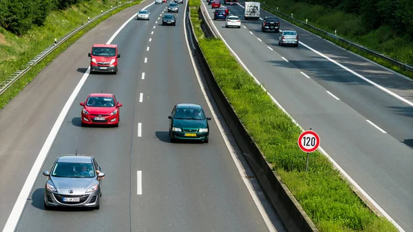 Düsseldorf Almanya Ağustos 2017 Araba Trafik Almanya Daki Otoyollar Üzerindeki — Stok fotoğraf