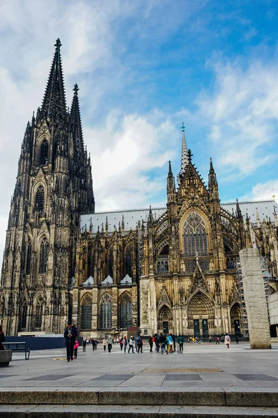 德国科隆 2018年11月7日 2018年11月07日 在德国科隆 游客在科隆大教堂下散步 — 图库照片