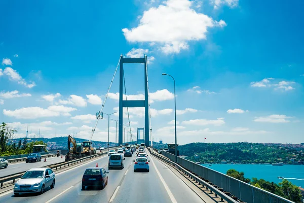 Istanbul, Türkiye - 11 Temmuz 2017: Trafik Boğaziçi Köprüsü'nde. Istanbul 'un Avrupa waterside ile Asya waterside bağlayan Boğaz köprüsünde