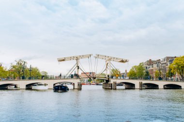 Amsterdam, Hollanda 5 Eylül 2017: Magere Brug Köprüsü ve Amstel Nehri.