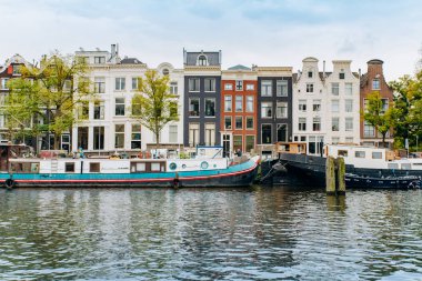 Amsterdam, Hollanda 5 Eylül 2017: kanallar ve nehirler. Şehir manzarası. Turistik yer. Manzaraları.