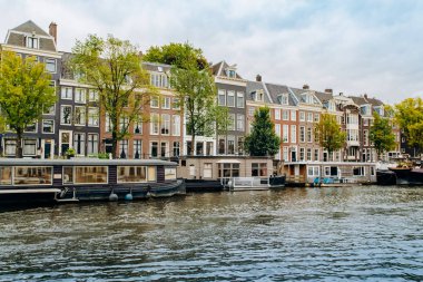 Amsterdam, Hollanda 5 Eylül 2017: kanallar ve nehirler. Şehir manzarası. Turistik yer. Manzaraları.