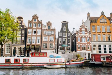 Amsterdam, Hollanda 5 Eylül 2017: kanallar ve nehirler. Şehir manzarası. Turistik yer. Manzaraları.