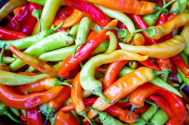 biber piyasada. Çok renkli biber