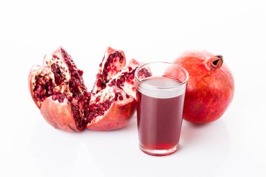 Nar suyu beyaz bir arka plan üzerinde izole narlı