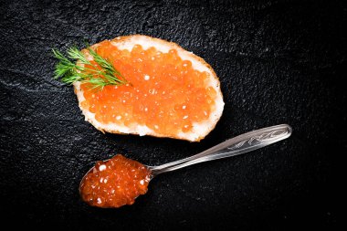 Kırmızı havyar ile sandviç