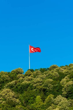 Mavi gökyüzünde dalgalanan Türk bayrağı