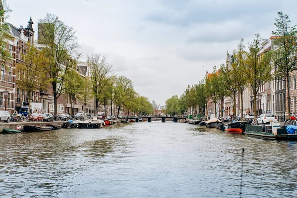Amsterdam, Hollanda 5 Eylül 2017: kanallar ve nehirler. Şehir manzarası. Turistik yer. Manzaraları.