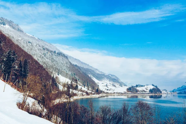 Schöne Winterlandschaft Den Alpen Mit Verschneiten Bergen — Stockfoto