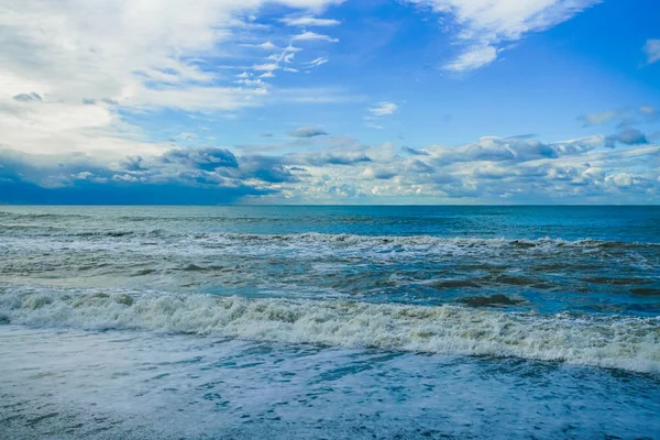 Mar Azul Ondas Céu Nublado — Fotografia de Stock