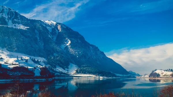 Lago Con Montagne Paesaggio Invernale — Foto Stock
