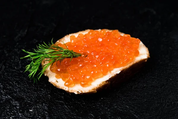 Czerwony Kawior Chleb Czarny — Zdjęcie stockowe