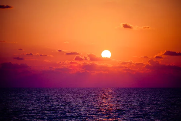 夕日の海と美しい空 — ストック写真