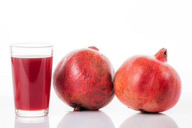 Bir bardak nar suyu taze nar meyve ile