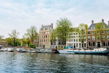 Amsterdam, Hollanda 5 Eylül 2017: kanallar ve nehirler. Şehir manzarası. Turistik yer. Manzaraları.