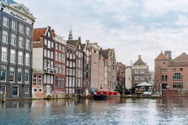 Amsterdam, Hollanda 5 Eylül 2017: kanallar ve nehirler. Şehir manzarası. Turistik yer. Manzaraları.