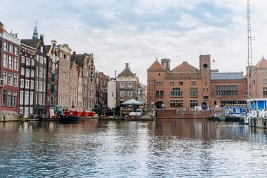 Amsterdam, Hollanda 5 Eylül 2017: kanallar ve nehirler. Şehir manzarası. Turistik yer. Manzaraları.