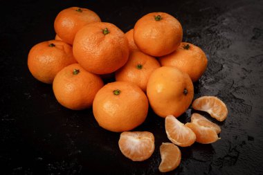 Grup siyah arka plan üzerine mandalina