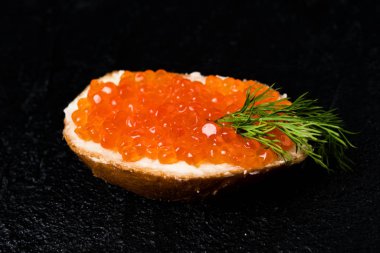 Kırmızı havyar ile sandviç