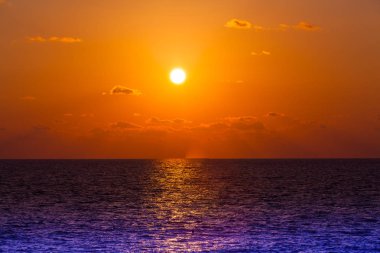 güzel gökyüzü günbatımı Denizi ile 