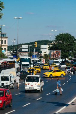 Istanbul, Türkiye, 11 Temmuz 2017: bitirim Istanbul'da. Trafik karayolu üzerinde. Türkiye