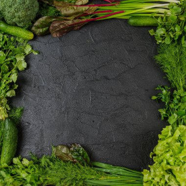 siyah çeşitli yeşil sebzeler