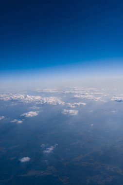 Gökyüzü görmek için uçak penceresinden görüntülemek