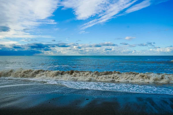 Mar Azul Ondas Céu Nublado — Fotografia de Stock