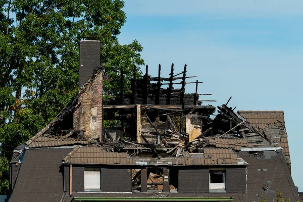 Haus Mit Dach Und Dachgeschoss Durch Feuer Zerstört — Stockfoto