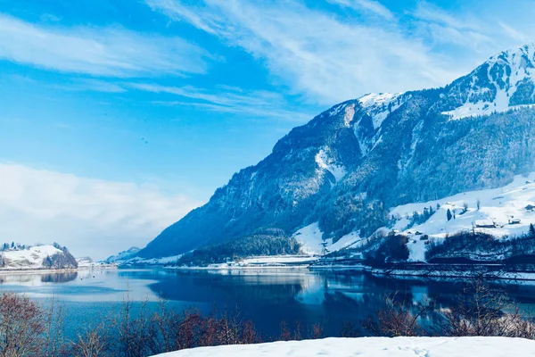 有山的湖 冬季景观 — 图库照片