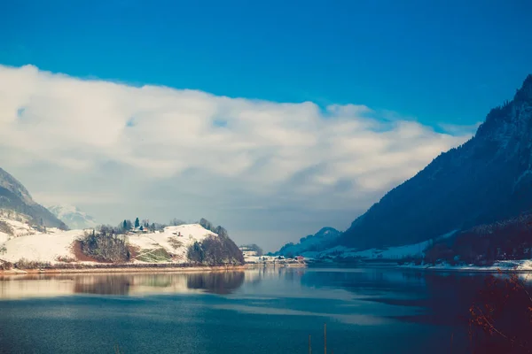 Beau Lac Hiver Montagnes Enneigées Paysage Hivernal — Photo