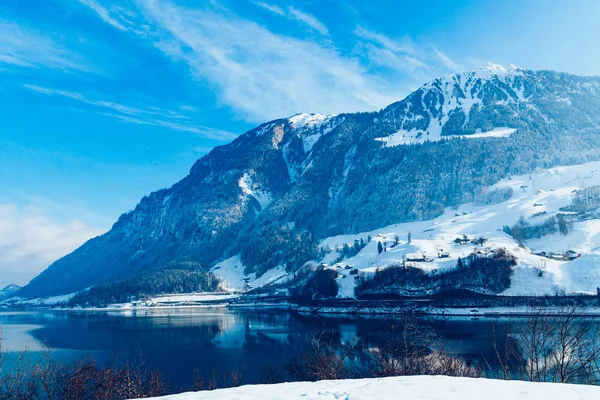 Όμορφο Χειμώνα Στη Λίμνη Και Χιονισμένα Βουνά Χειμωνιάτικο Τοπίο — Φωτογραφία Αρχείου