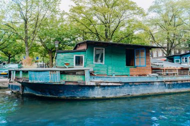 Amsterdam, Hollanda-Eylül 5, 2017: Eski mavna standları Amsterdam'ın sakin kanallardan biri üzerinde.