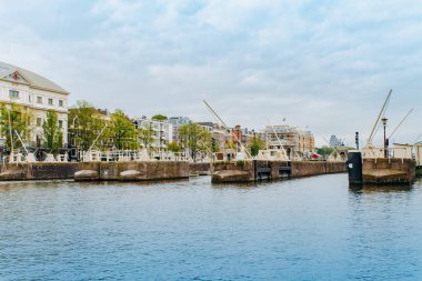 Amsterdam, Hollanda 5 Eylül 2017: Ağaçlar ve durgun su Amstel Nehri'nin, Amsterdam, Hollanda evleri, yansıması.