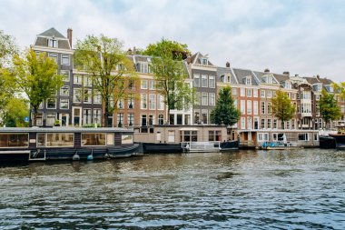 Amsterdam, Hollanda 5 Eylül 2017: kanallar ve nehirler. Şehir manzarası. Turistik yer. Manzaraları.