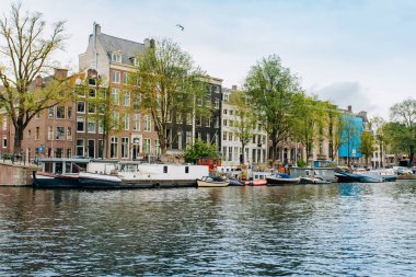 Amsterdam, Hollanda 5 Eylül 2017: kanallar ve nehirler. Şehir manzarası. Turistik yer. Manzaraları.